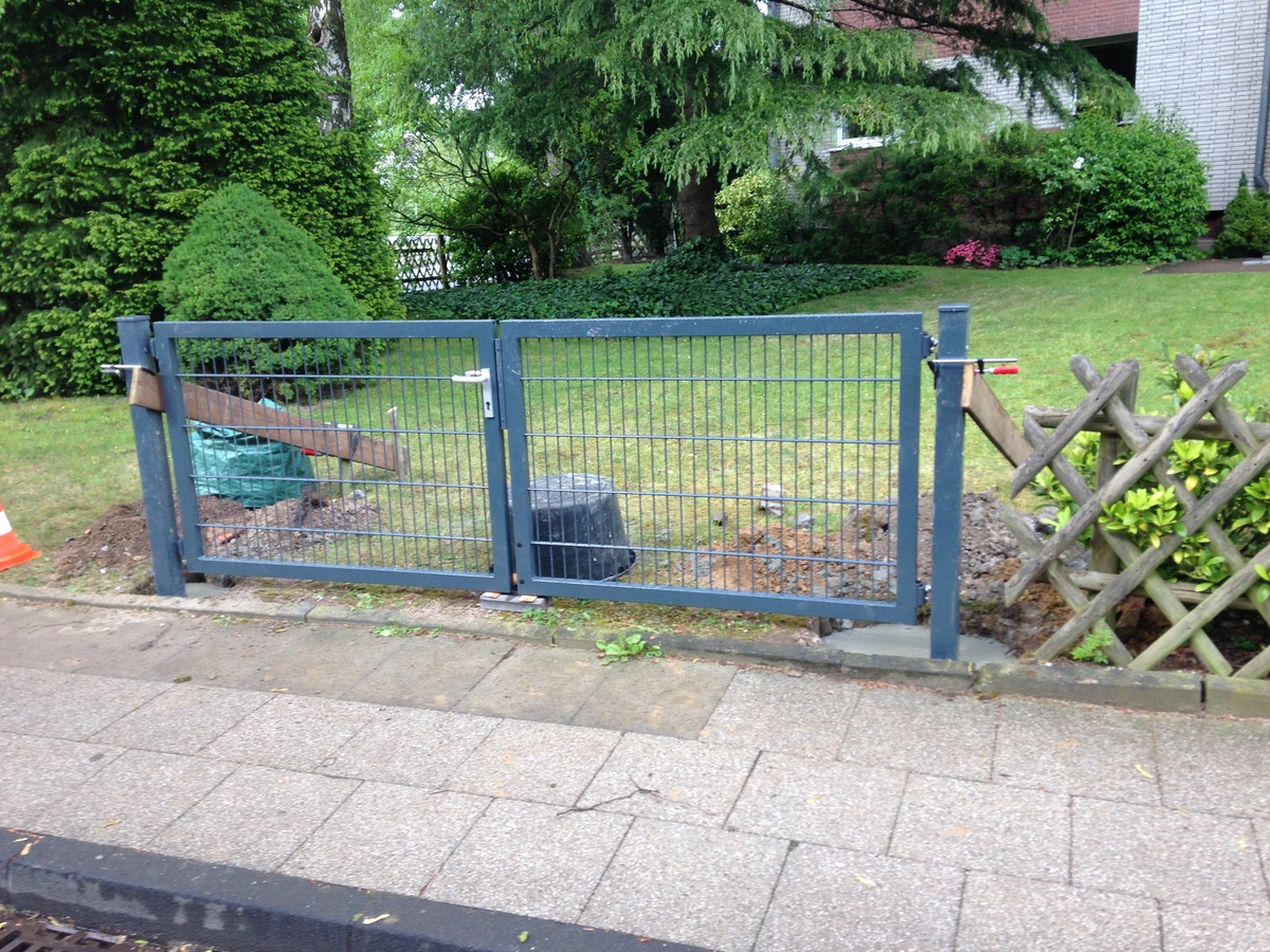 Zaunanlage mit Schwingtoren