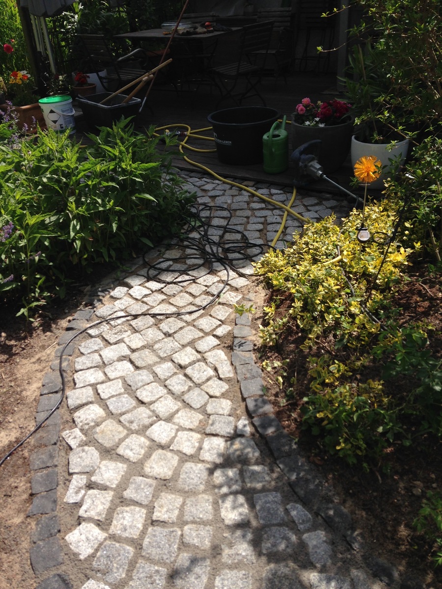 Gartenumgestaltung mit neuer Wegeführung und Zweitsitzplatz